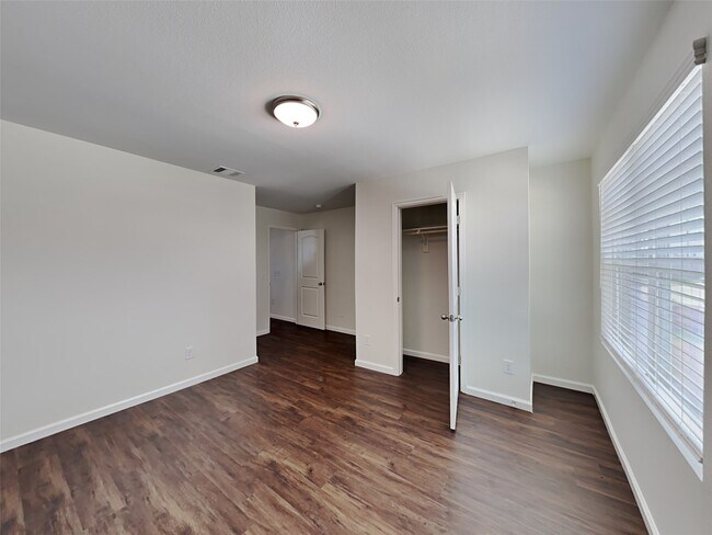 Building Photo - 5023 Highland Crest Dr