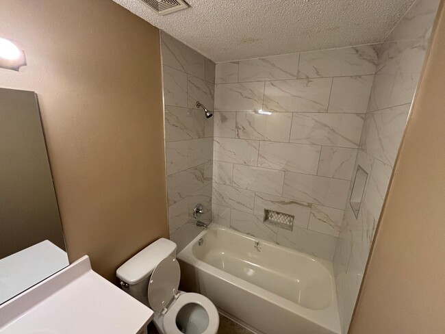 Building Photo - 6810 Sycamore Hill Dr