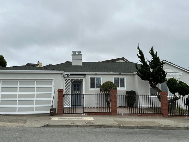 Primary Photo - EPIC REA - Great Corner Lakeside Home - 3 ...