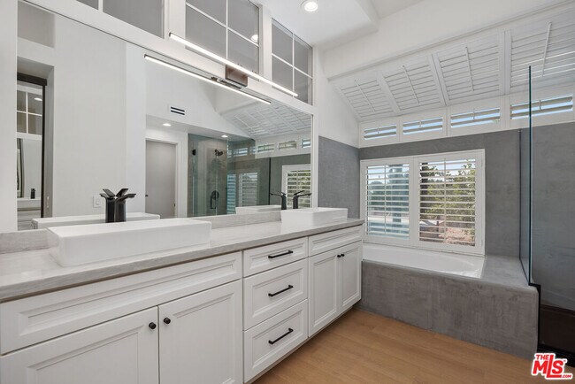 Building Photo - 655 Calle Ladera