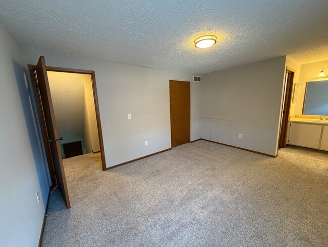 Building Photo - 1762 Queensbridge Dr