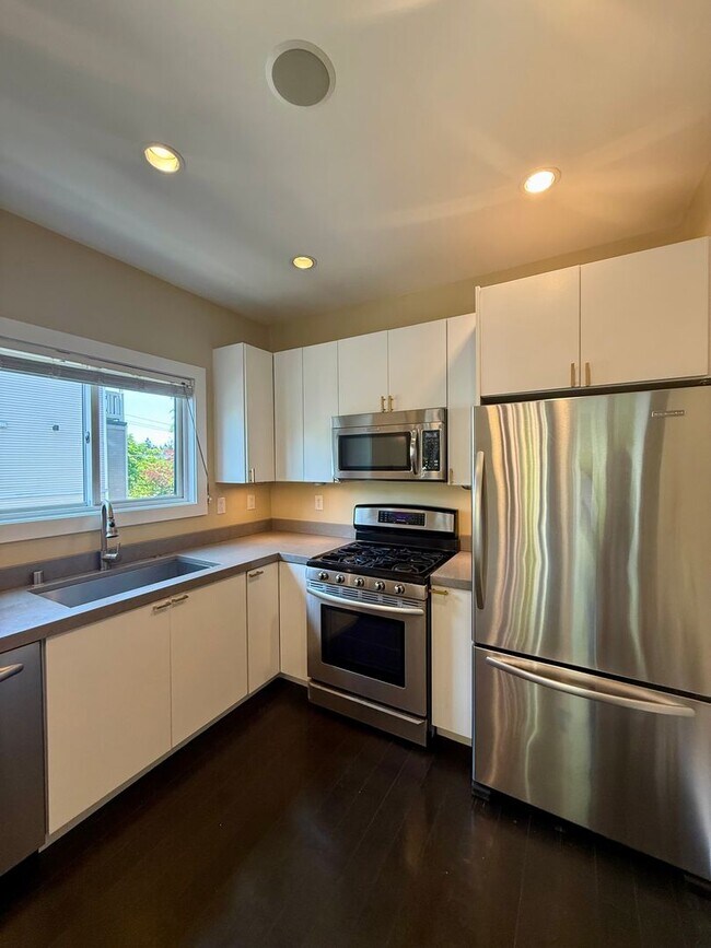 Building Photo - Fabulous Queen Anne Home!  Sunday June 14th from 3:00-4:00!