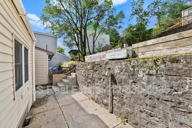 Building Photo - 2104 Straubs Ln