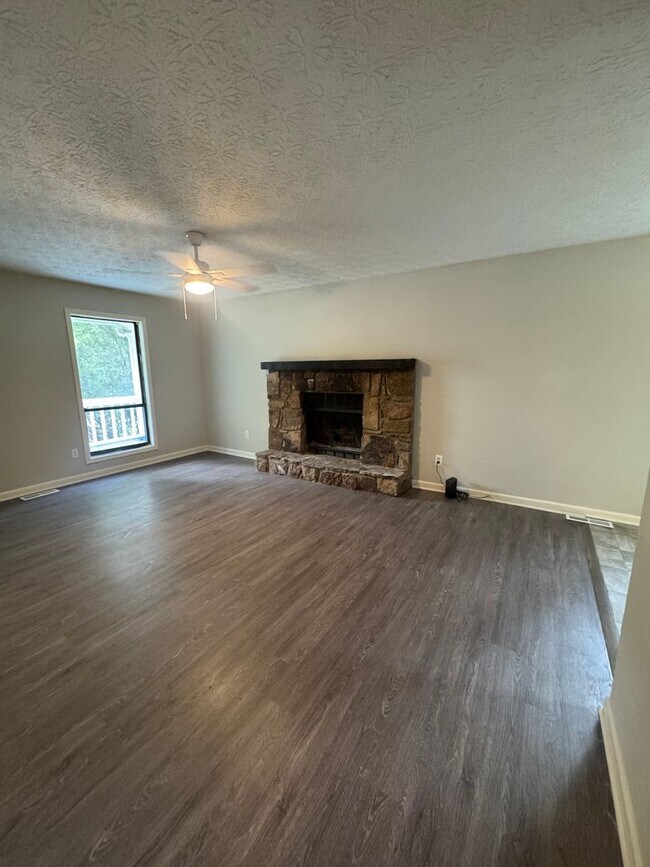 Building Photo - Booth Circle