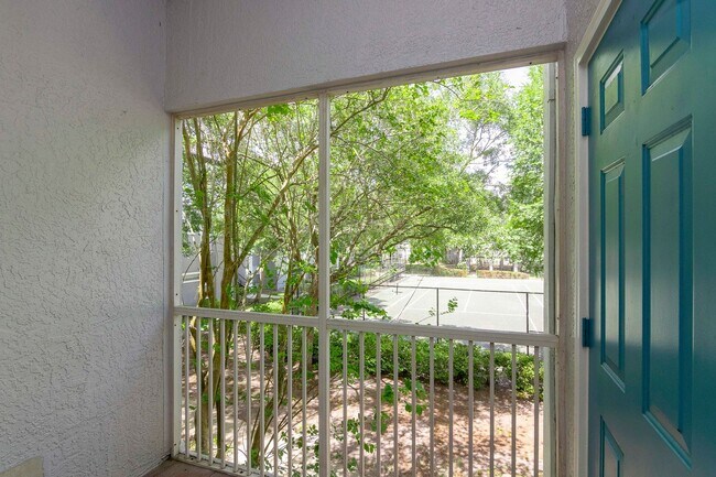 Building Photo - Remodeled and Upgraded -2nd Floor - 1 Bed 1 Bath Condo For Lease