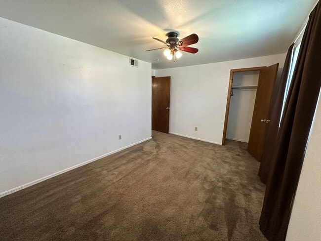 Building Photo - 4 Bed, 2 Bath house w/1 car garage