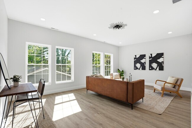 Building Photo - 4623 Rookwood Ave