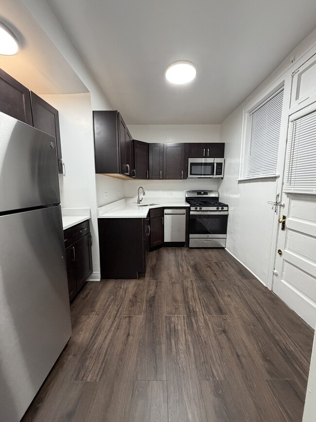 Building Photo - 635 W Roscoe St