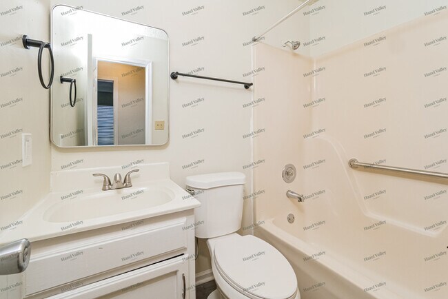 Building Photo - 819 NE Pollard St