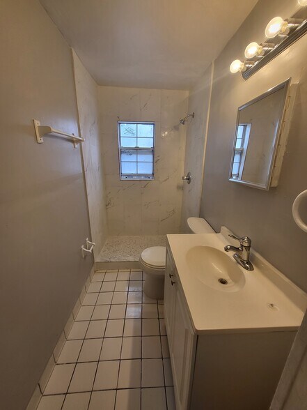 Building Photo - 1718 Pine Grove Ave