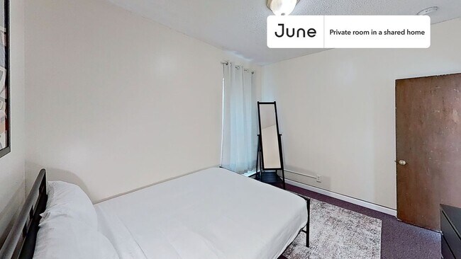 Building Photo - Private bedroom in 3 bed/1 bath Home