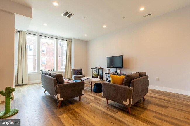 Building Photo - 1850 Frankford Ave