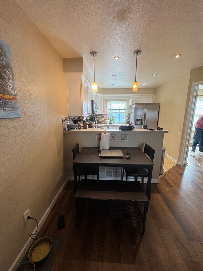 Building Photo - Three Bedroom Townhome with Pool