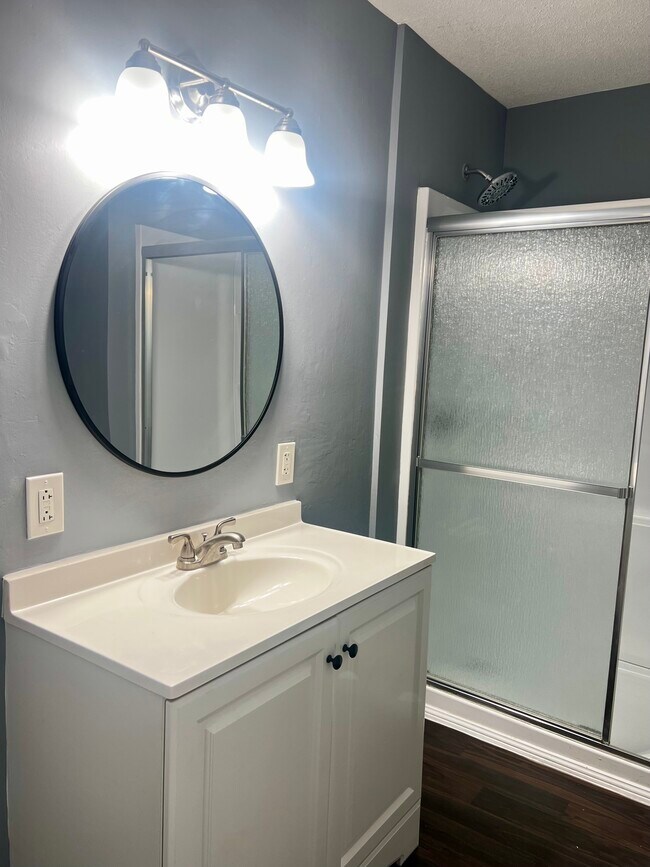 Building Photo - 712 Richmond Ave