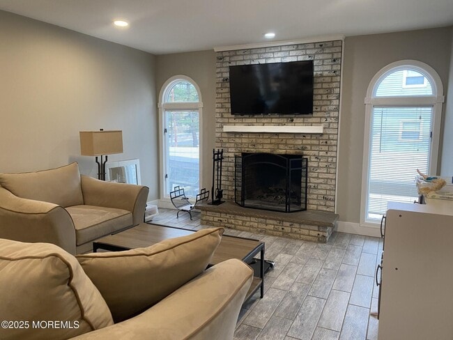 Building Photo - 11 Walnut Ct