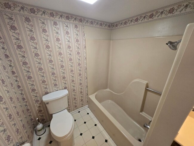 Building Photo - **Charming 3-Bed, 2-Bath Duplex Apartment with Spacious Garage and Large Back Porch**