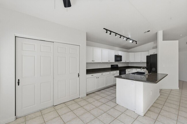 Building Photo - Four beds! Gilbert Location!