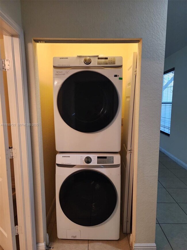 Building Photo - 14640 SW 15th St