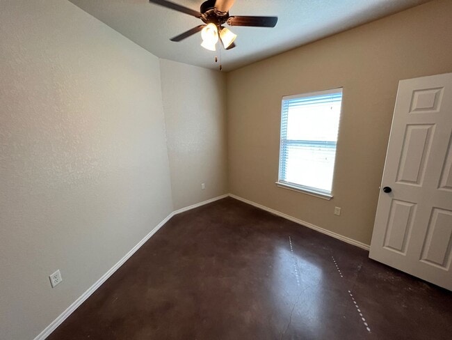Building Photo - Luxury 3/2 duplex in NBTX