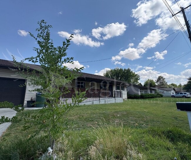 Building Photo - Three Bedroom, Two Bathroom House plus bon...