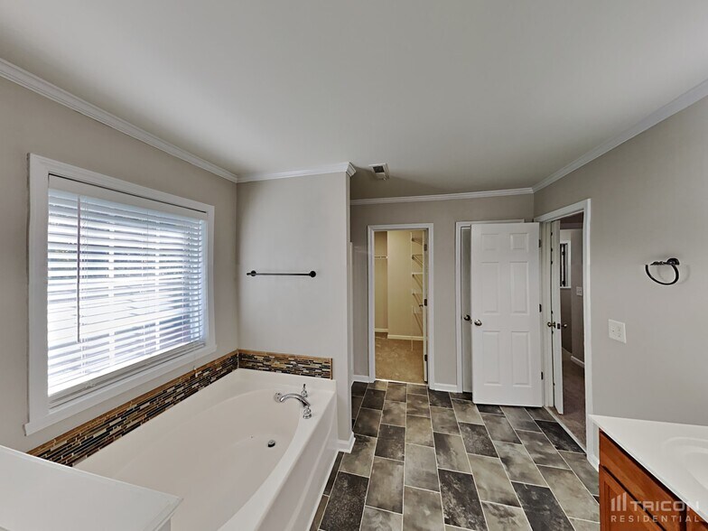 Building Photo - 4097 Village Park Ct