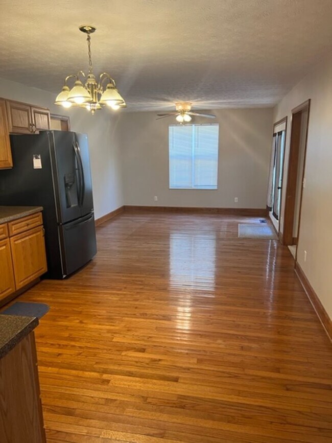Building Photo - Maryville 37801 - 4 bedroom, 2.5 bath home with 2300+ SF on 1.26 acres. - Call Troy Adams (865) 2...