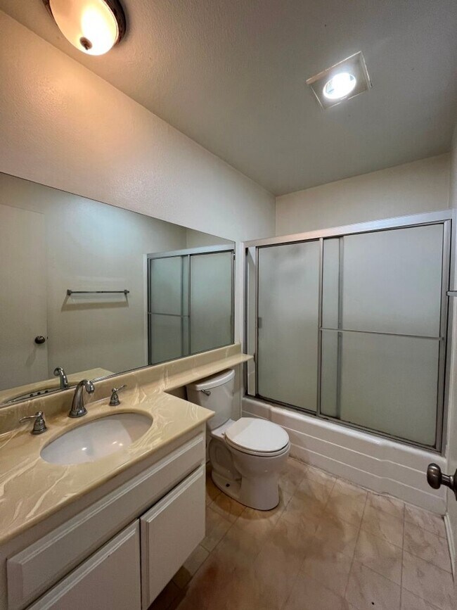 Building Photo - Northridge 3+2.5 in gated community w/pool...