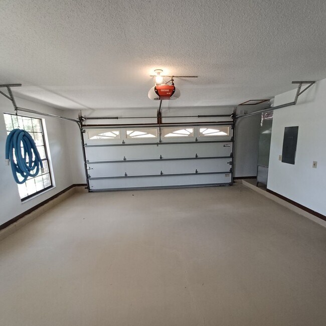Building Photo - 2295 Foxwood Dr