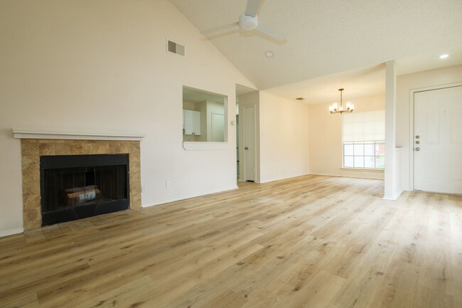 Building Photo - Woodlake ~ 2 Bedroom Duplex