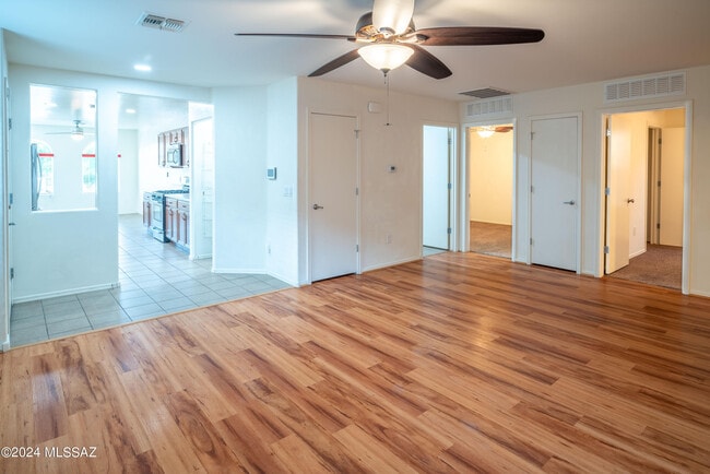 Building Photo - 2011 W Mountain Pointe Dr