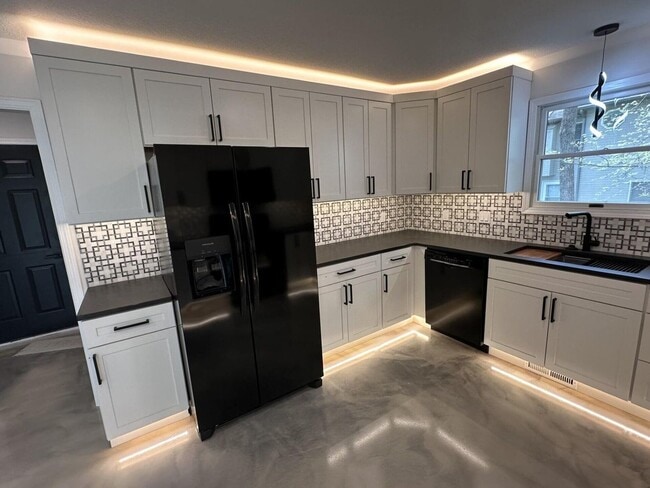 Building Photo - 5 Bed 4 Bath Home fenced yard