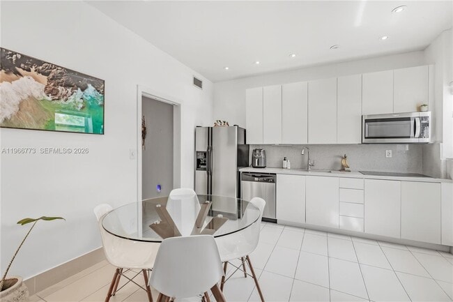 Building Photo - 5001 Collins Ave