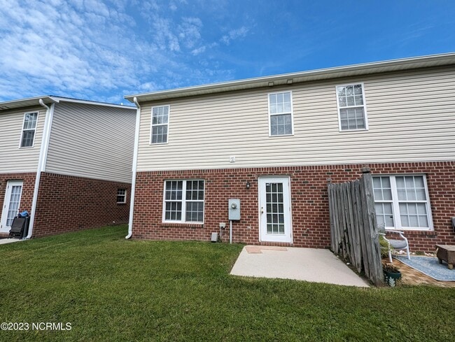 Building Photo - 6010 Larson Pl