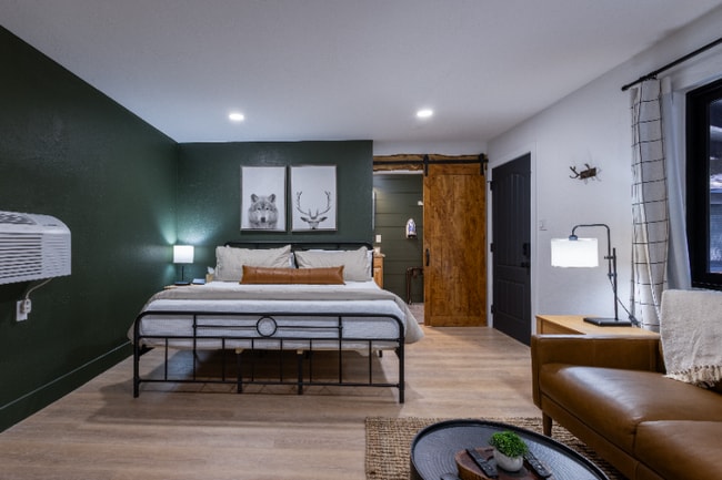 Building Photo - 1078 E White Mountain Blvd