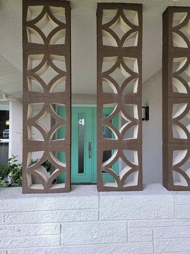 Building Photo - Single Family home on quiet street steps from the Intracoastal and Dining