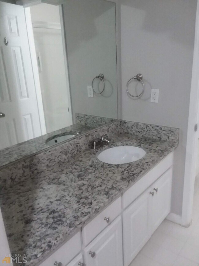 Building Photo - 4111 Pine Heights Dr NE