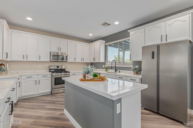 Building Photo - 32934 N Cherry Creek Rd