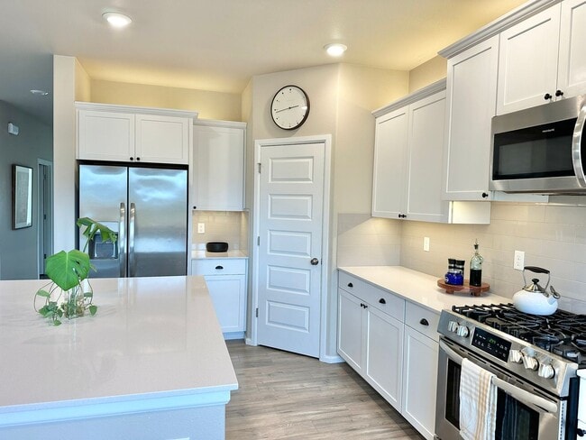 Building Photo - Stunning Stewart Crossing Home!