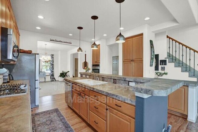 Building Photo - 2030 Silver Creek Dr