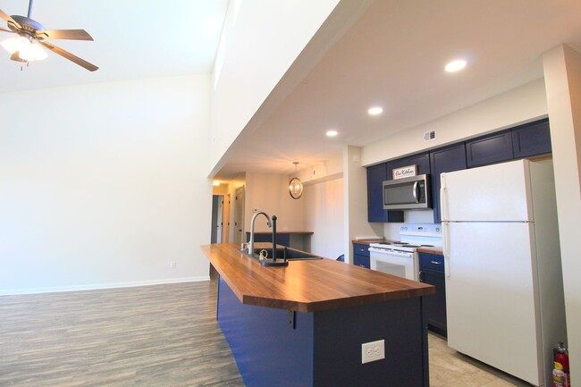 Building Photo - Top floor completely remodeled condo with ...