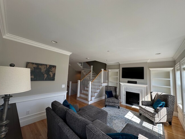 Building Photo - Spacious 3-Bedroom Townhouse in Prime Exet...