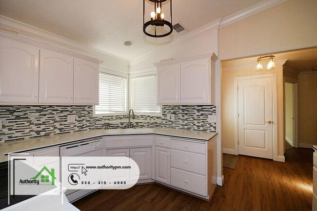 Building Photo - 256 Newport Dr