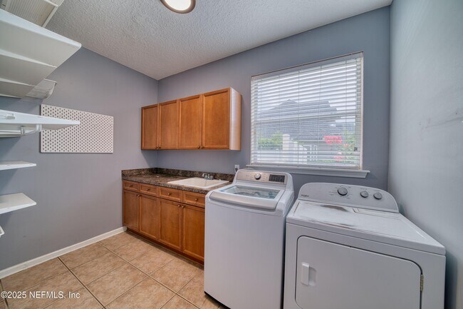 Building Photo - 1440 S Burgandy Trail