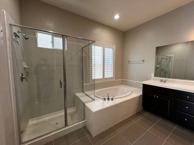 Building Photo - Beautiful 3 Bed, 2 Bath home in highly des...