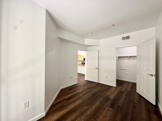 Building Photo - Beautiful One Bedroom Condo in the " Piazza Palermo." building! Pet considered!!