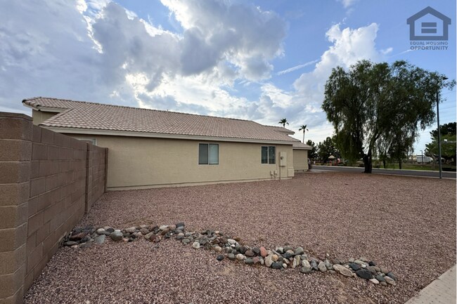 Building Photo - 3Bed/2Bath House at Northern Ave/87th Ave! Ready for Immediate Move-In! – Corner Lot!