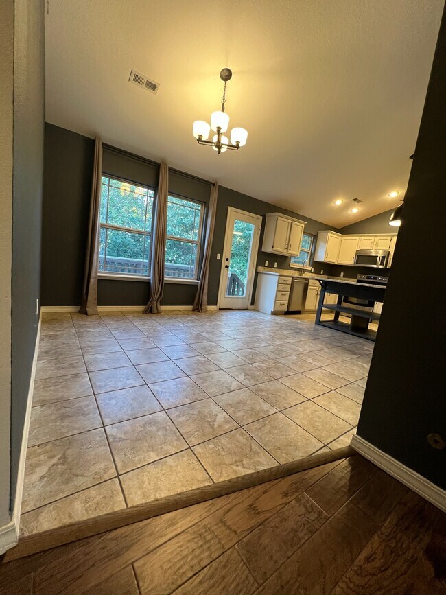 Building Photo - 22 Lyndhurst Dr