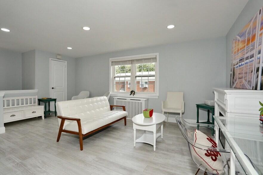 Building Photo - 100 Huguenot Ave