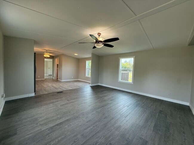 Building Photo - 3 Bedroom 2 Bathroom Mobile Home Located in Mosheim, TN