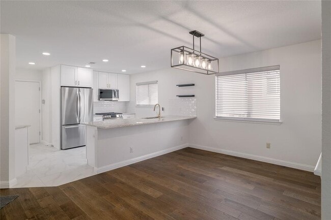 Building Photo - 4500 Sarasota Dr